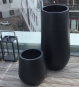 Hohe Design Pflanzvase Bauchig und schwarz auf Terrasse unbepflanzt