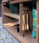 Untere Ablage der Kamado Grill Station – Platz für Grillwerkzeug und Dutch Oven