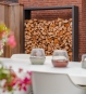 Holzlager Metall Schwarz 60x40x180 cm auf Terrasse, dekorativ befüllt mit Brennhol