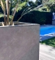 Pflanzsäule Beton Eckig Detailfoto am Poolbereich.