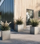 Blumenkübel Beton eckig 80 x 80 cm ROCCASTONE von fleur-ami