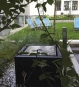 Design Wasserbrunnen Gartensilber Wasserkubus im Garten- und Hotelambiente
