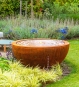 Halbkugelbrunnen BAYOU aus Cortenstahl im Gartenambiente