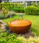 Cortenstahl Halbkugelbrunnen in modernem Garten