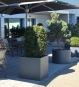 Gartensilber Kubus Restaurant Terrasse