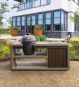 Moderne Kamado Grill Station vor Hausfassade – stilvolle Outdoor-Küche mit Keramikgrill von FORNO
